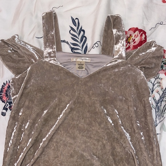 Women’s velvet off the shoulder top - Picture 2 of 6